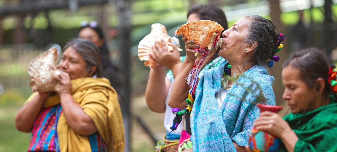土著妇女吹响了海螺,为在墨西哥举行 "平等一代论坛"拉开了序幕.